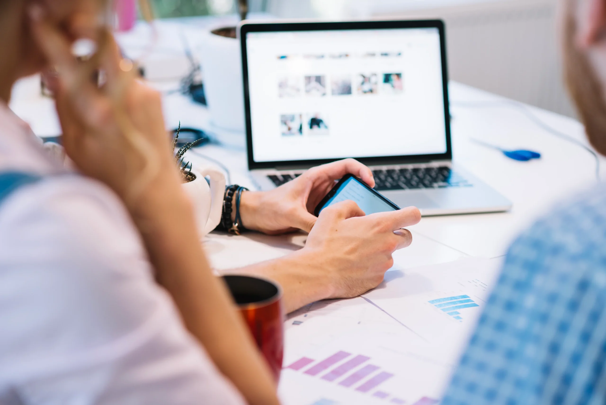 Cómo una estrategia de remarketing en Google Ads maximiza el ROAS mediante segmentación avanzada y optimización post-clic.